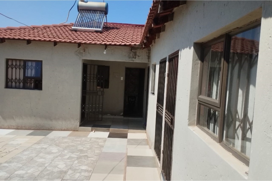 5 Bedroom Property for Sale in Tshepisong Gauteng