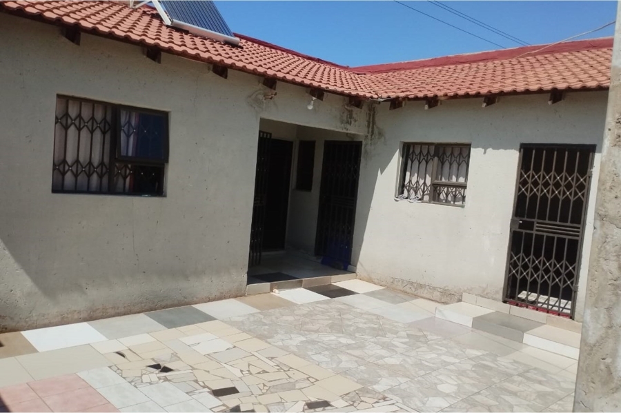 5 Bedroom Property for Sale in Tshepisong Gauteng