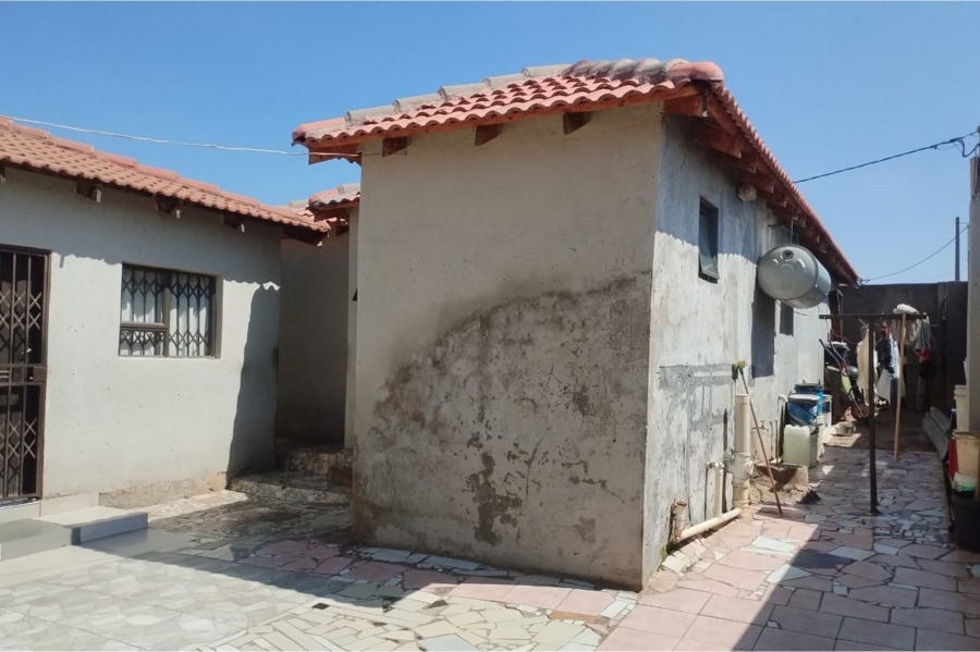 5 Bedroom Property for Sale in Tshepisong Gauteng