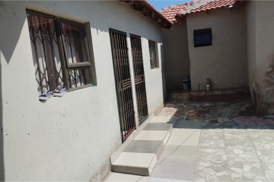 5 Bedroom Property for Sale in Tshepisong Gauteng