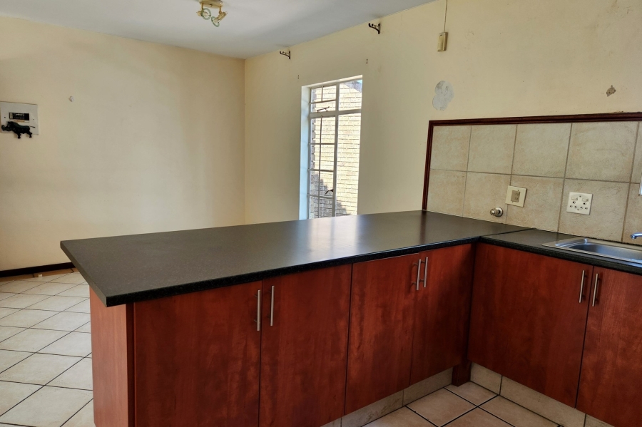 To Let 2 Bedroom Property for Rent in Die Hoewes Gauteng