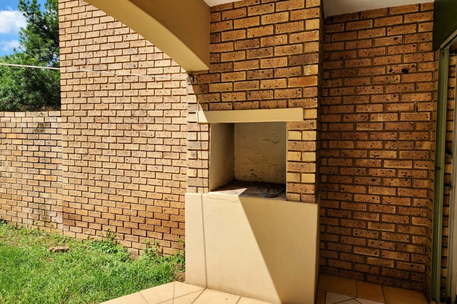 To Let 2 Bedroom Property for Rent in Die Hoewes Gauteng