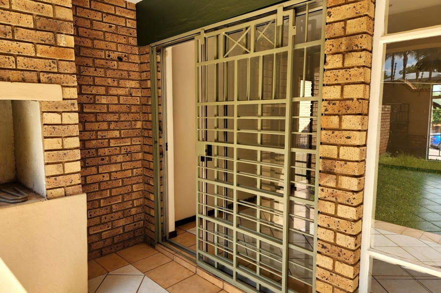 To Let 2 Bedroom Property for Rent in Die Hoewes Gauteng