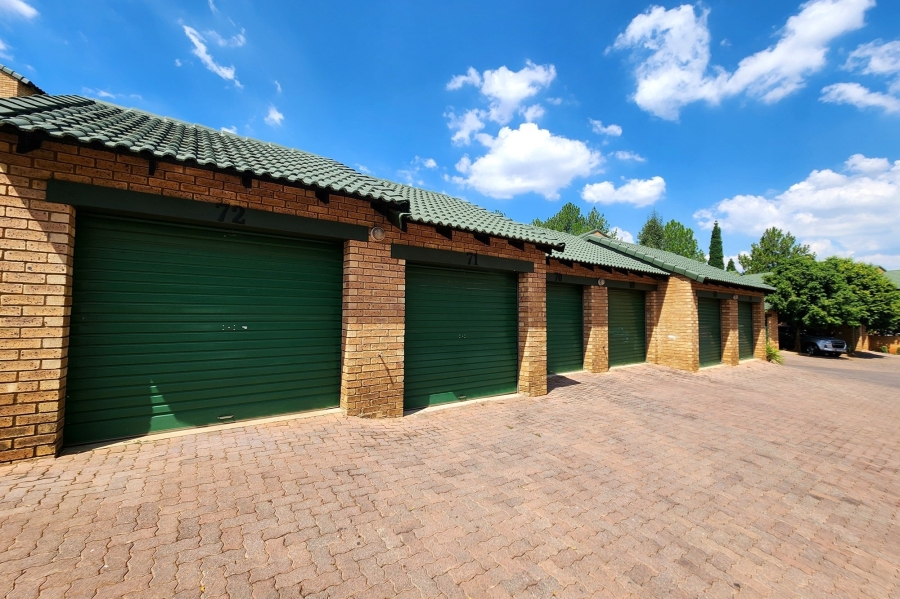 To Let 2 Bedroom Property for Rent in Die Hoewes Gauteng