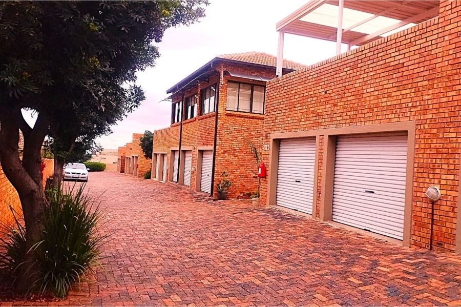 4 Bedroom Property for Sale in Allens Nek Gauteng