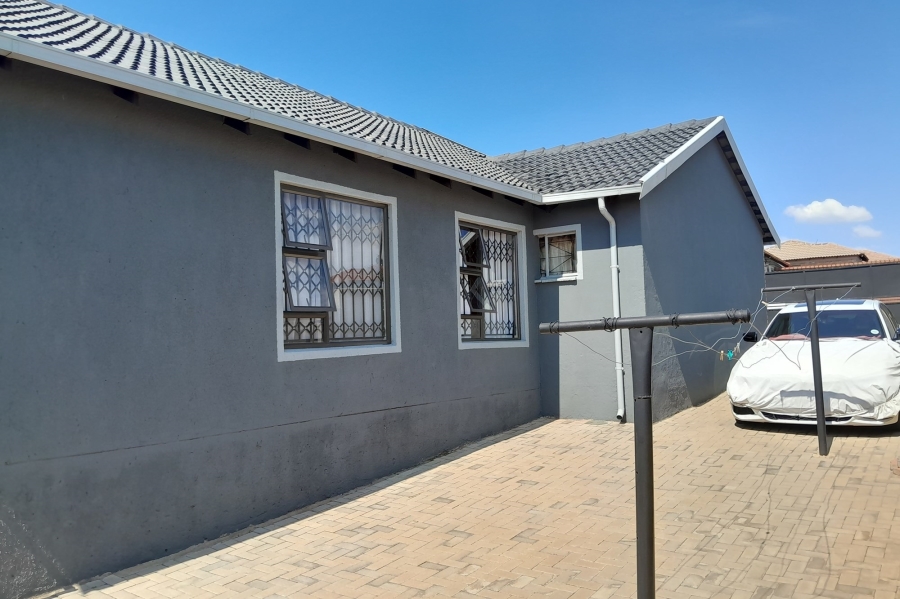3 Bedroom Property for Sale in Clayville Gauteng