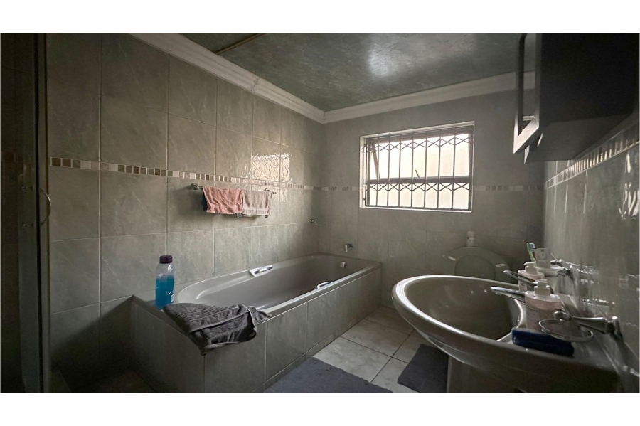 2 Bedroom Property for Sale in Mapetla Gauteng