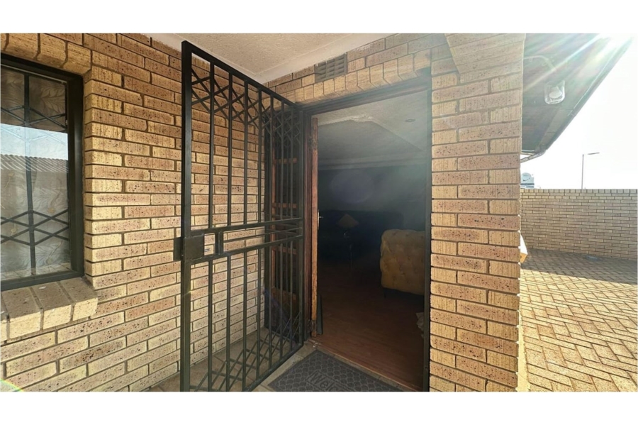 2 Bedroom Property for Sale in Mapetla Gauteng