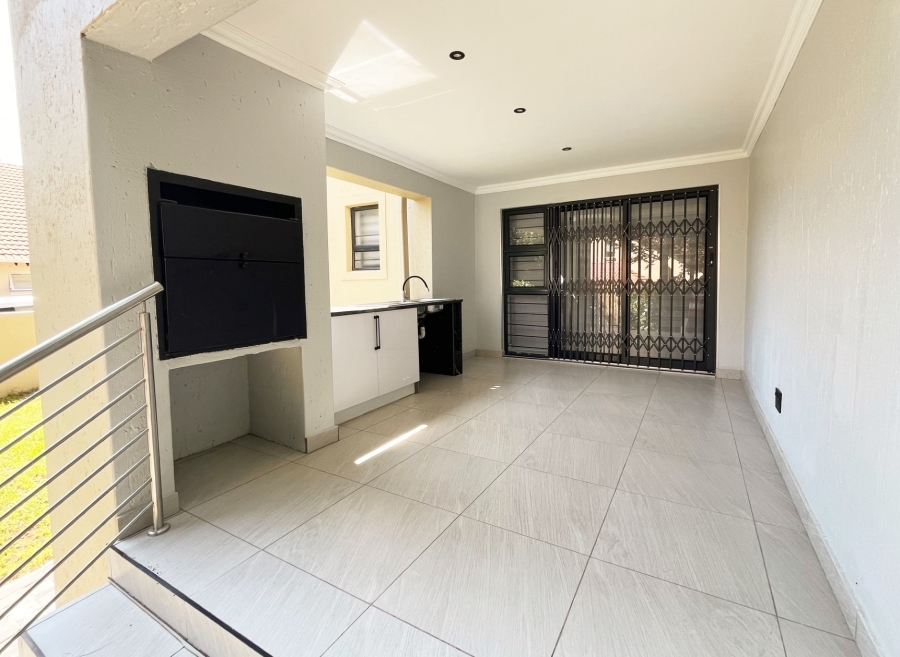 To Let 4 Bedroom Property for Rent in Broadacres Gauteng