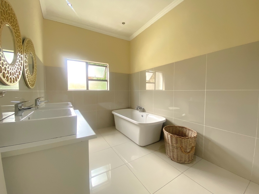 4 Bedroom Property for Sale in Willow Acres Ext 10 Gauteng