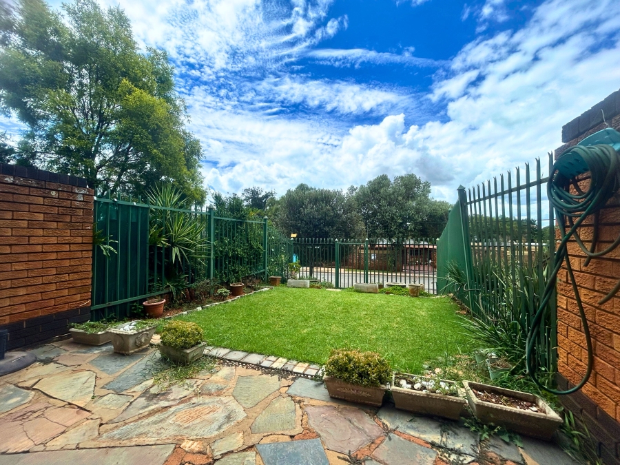 2 Bedroom Property for Sale in Eldoraigne Gauteng