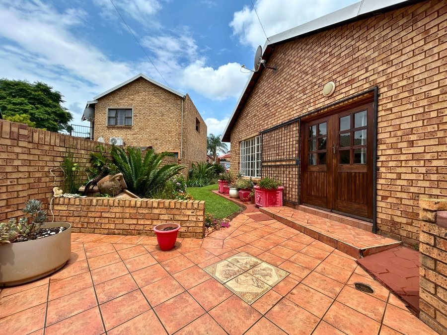 2 Bedroom Property for Sale in Wierdaglen Estate Gauteng