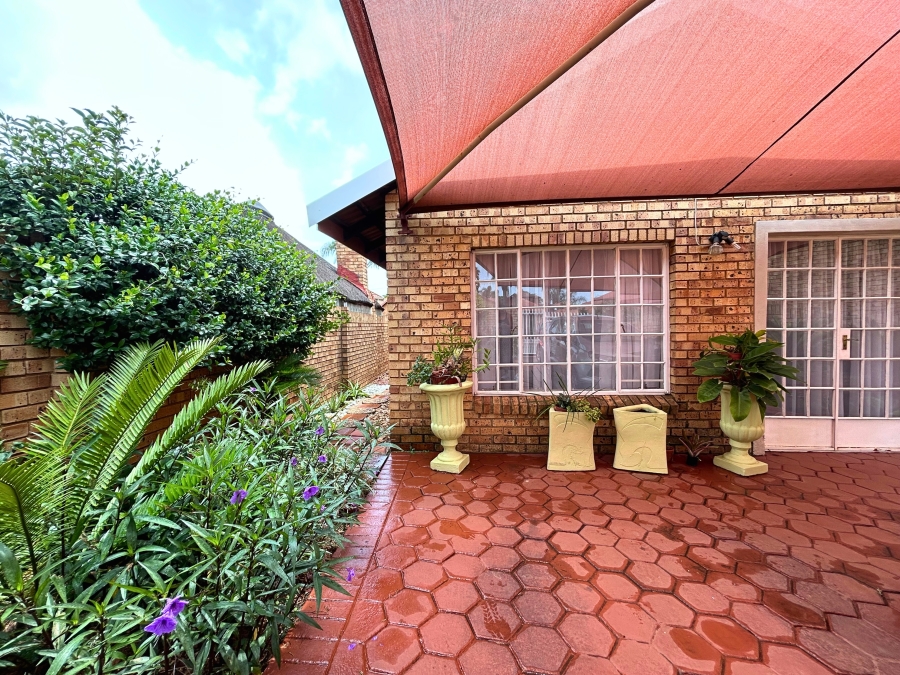 2 Bedroom Property for Sale in Wierdaglen Estate Gauteng