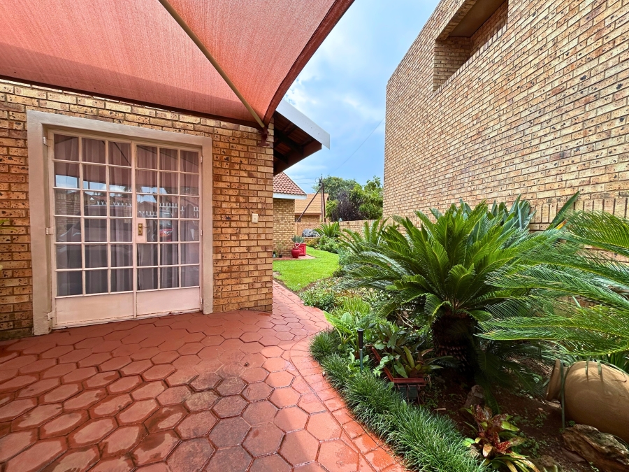 2 Bedroom Property for Sale in Wierdaglen Estate Gauteng