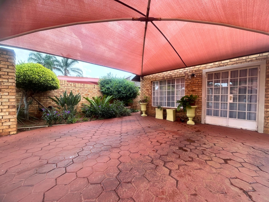 2 Bedroom Property for Sale in Wierdaglen Estate Gauteng