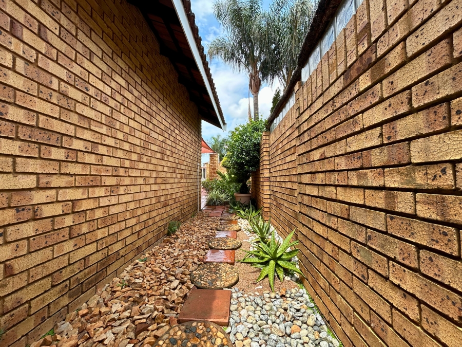 2 Bedroom Property for Sale in Wierdaglen Estate Gauteng