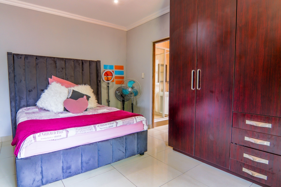 5 Bedroom Property for Sale in Heuwelsig Estate Gauteng