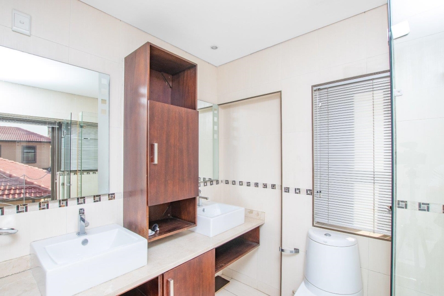 5 Bedroom Property for Sale in Blue Valley Golf Estate Gauteng