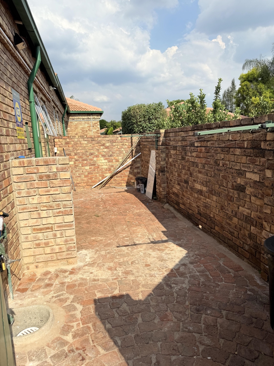 To Let 2 Bedroom Property for Rent in Die Hoewes Gauteng