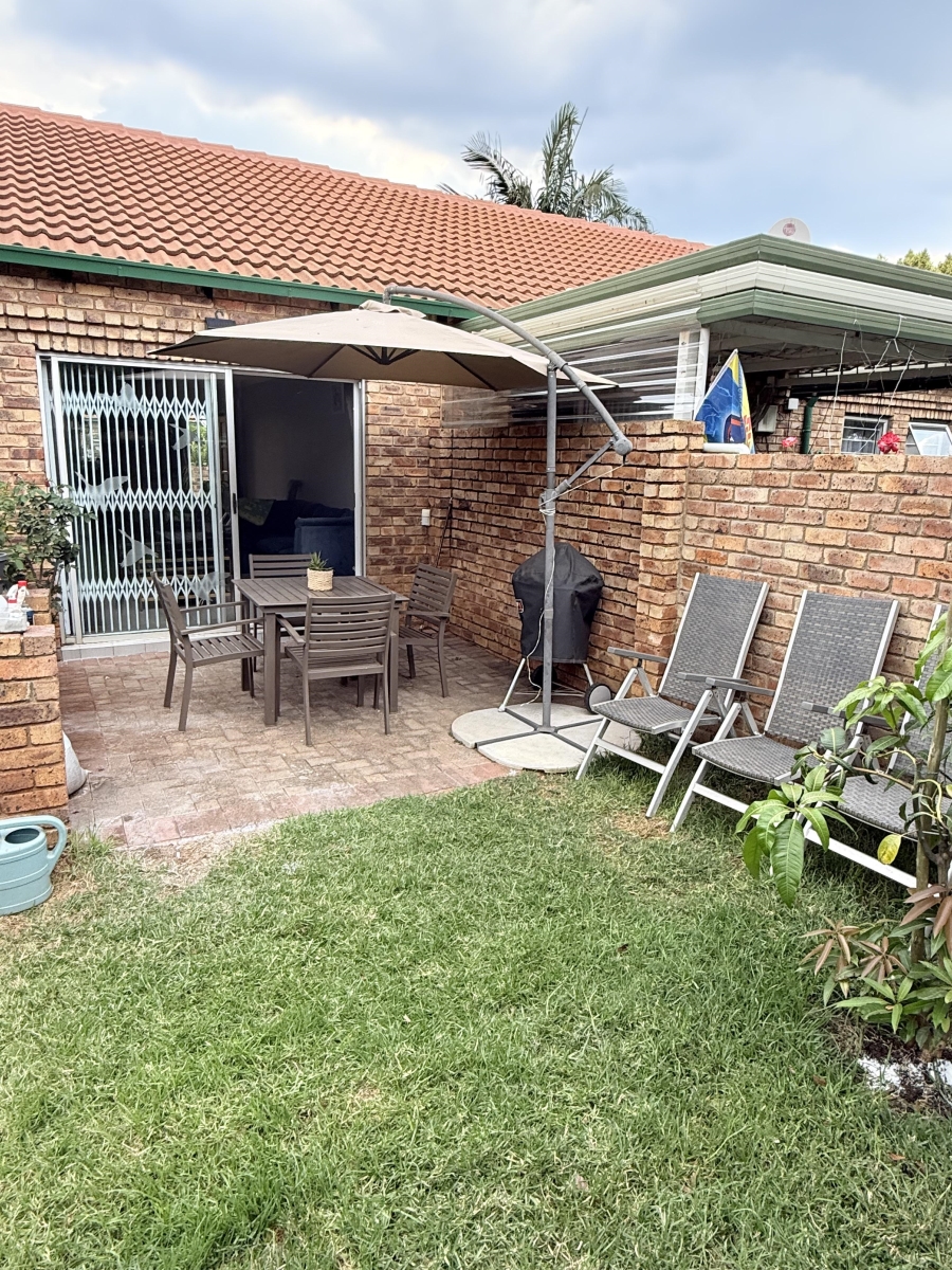 To Let 2 Bedroom Property for Rent in Die Hoewes Gauteng