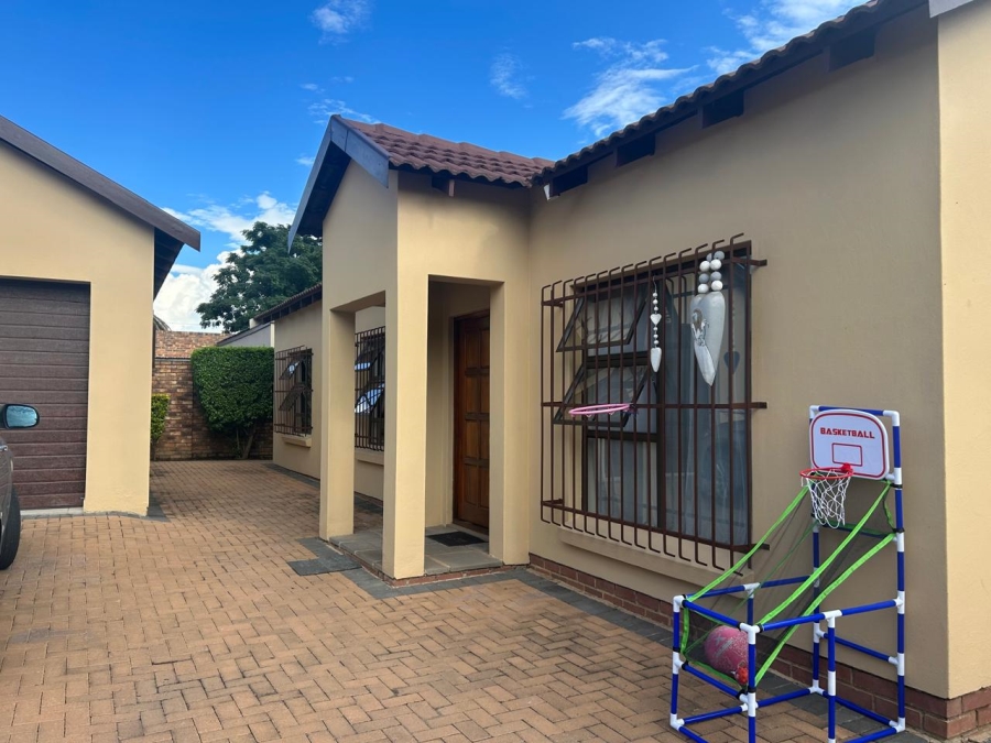 To Let 3 Bedroom Property for Rent in Waverley Gauteng