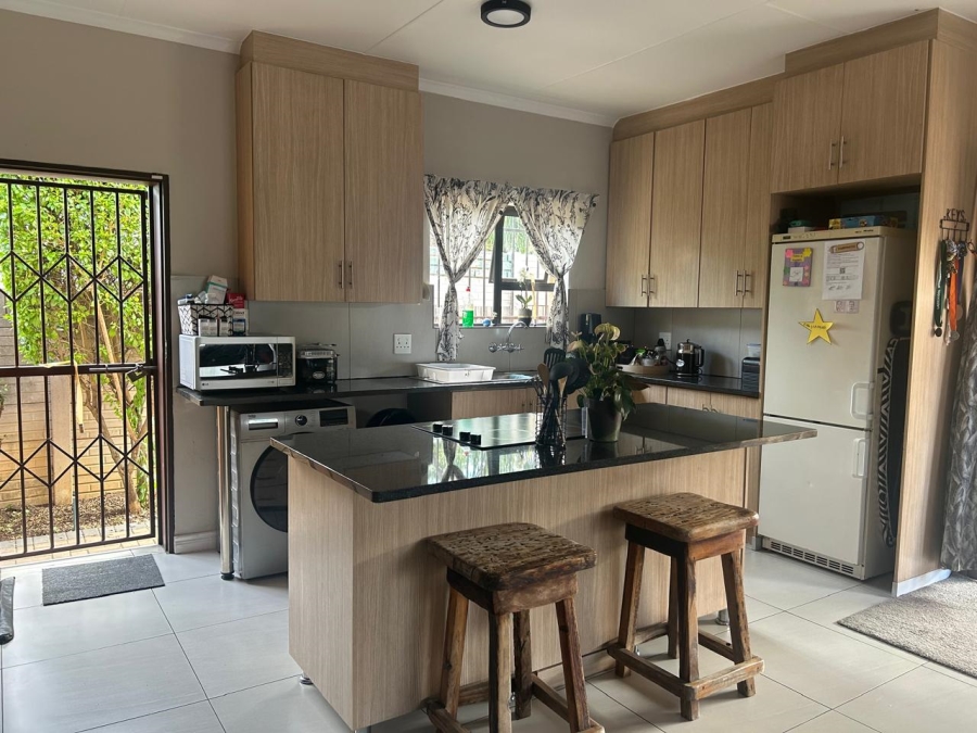 To Let 3 Bedroom Property for Rent in Waverley Gauteng