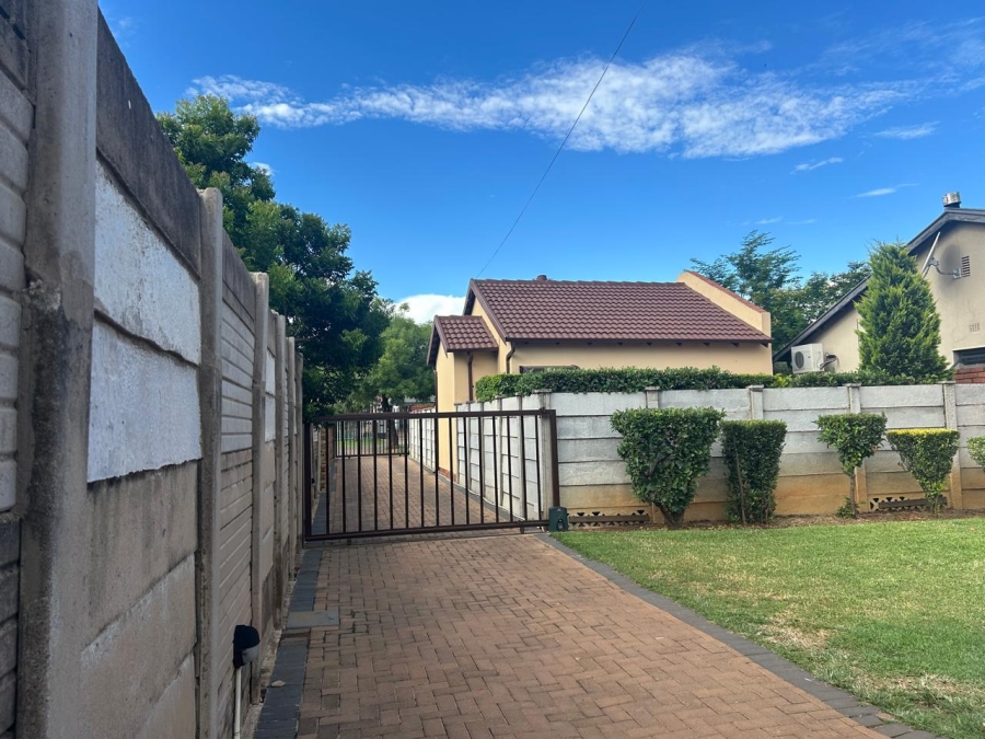 To Let 3 Bedroom Property for Rent in Waverley Gauteng