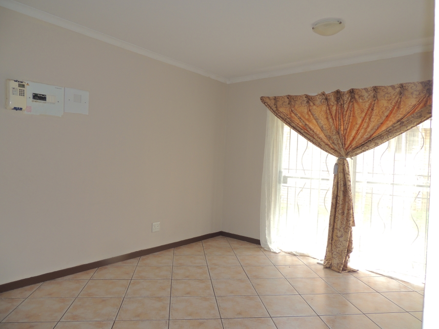 To Let 2 Bedroom Property for Rent in Greenhills Gauteng