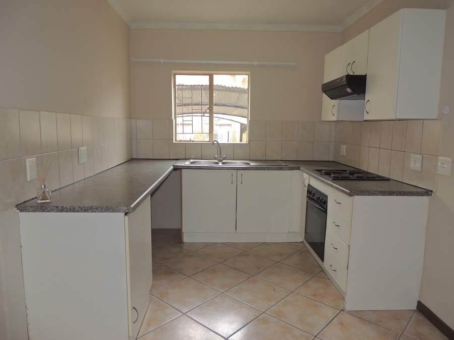 To Let 2 Bedroom Property for Rent in Greenhills Gauteng