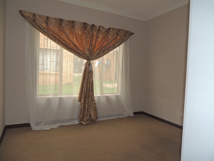 To Let 2 Bedroom Property for Rent in Greenhills Gauteng