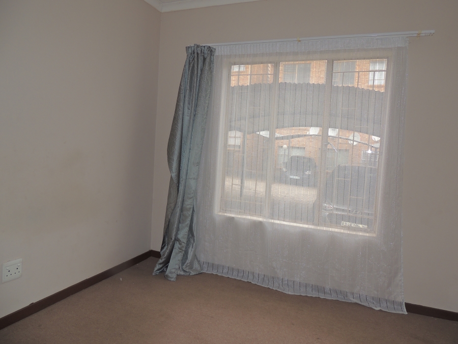 To Let 2 Bedroom Property for Rent in Greenhills Gauteng