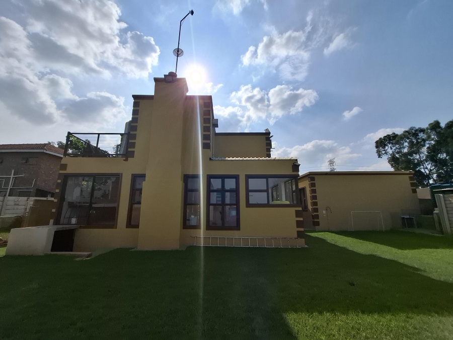 5 Bedroom Property for Sale in Aston Lake Gauteng