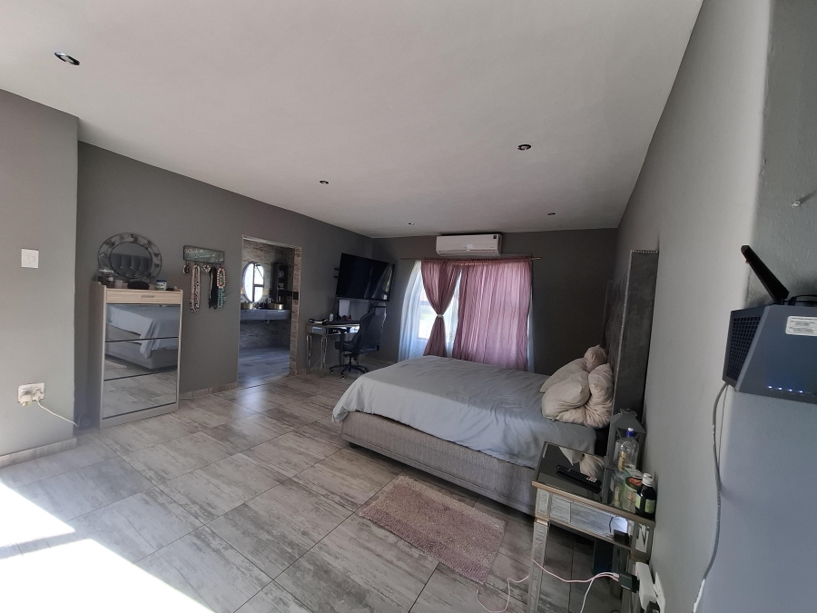 5 Bedroom Property for Sale in Aston Lake Gauteng