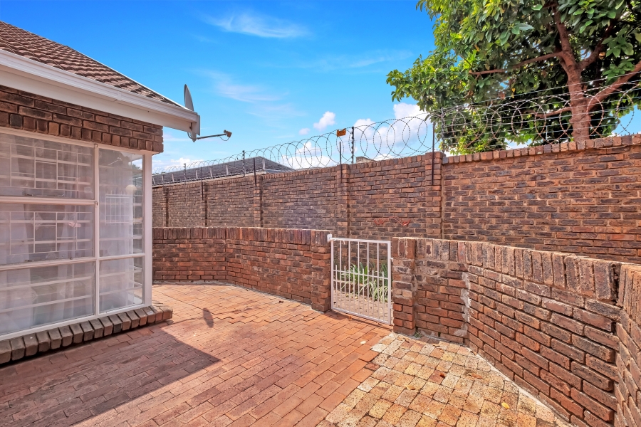 1 Bedroom Property for Sale in Linden Gauteng