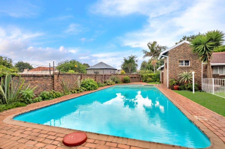 1 Bedroom Property for Sale in Linden Gauteng