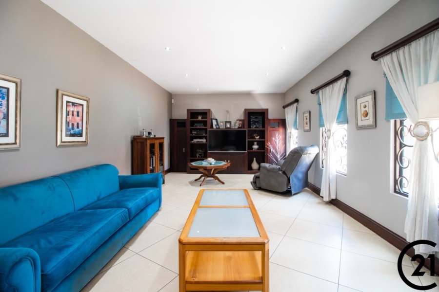 5 Bedroom Property for Sale in Lakefield Gauteng