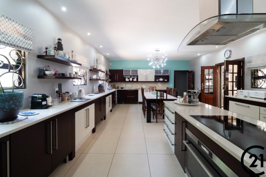 5 Bedroom Property for Sale in Lakefield Gauteng