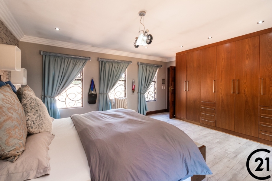 5 Bedroom Property for Sale in Lakefield Gauteng