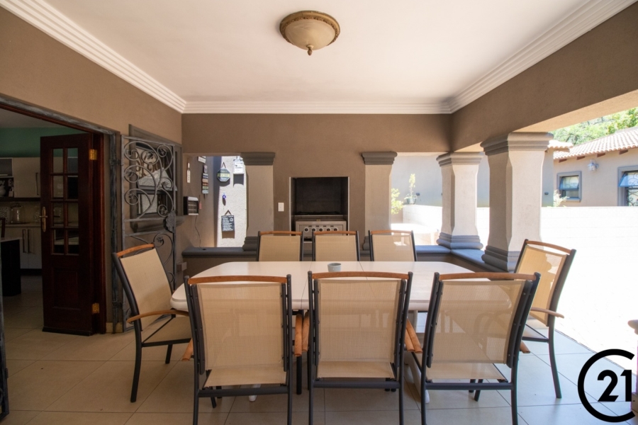 5 Bedroom Property for Sale in Lakefield Gauteng