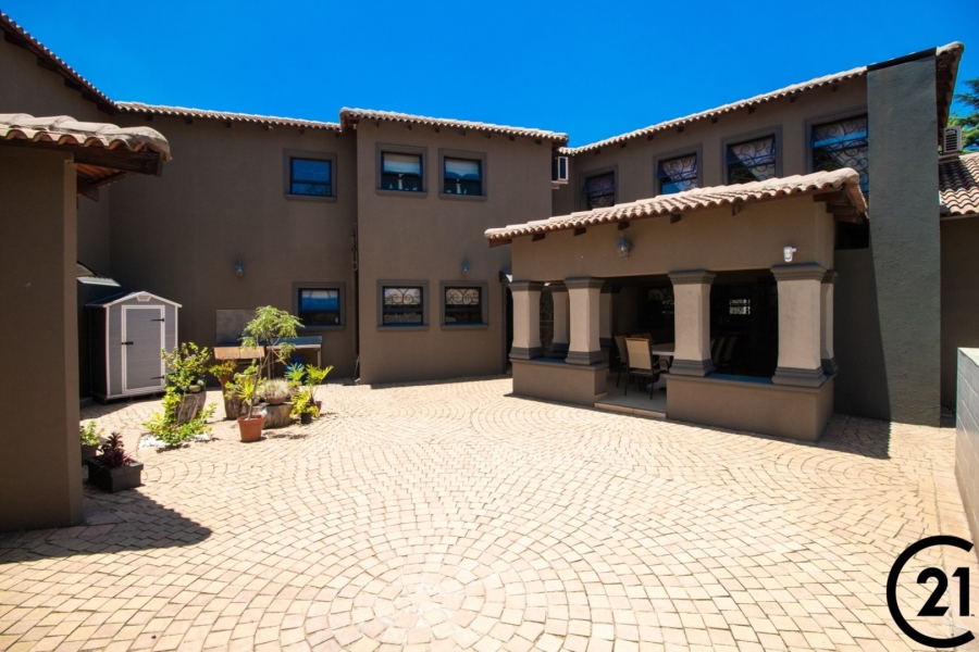 5 Bedroom Property for Sale in Lakefield Gauteng