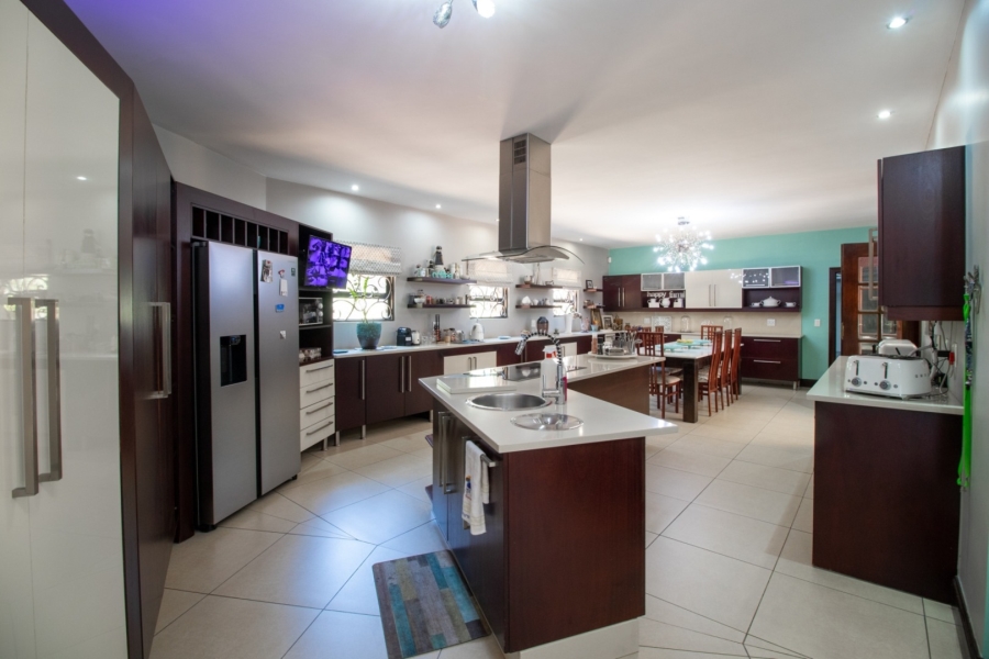 5 Bedroom Property for Sale in Lakefield Gauteng