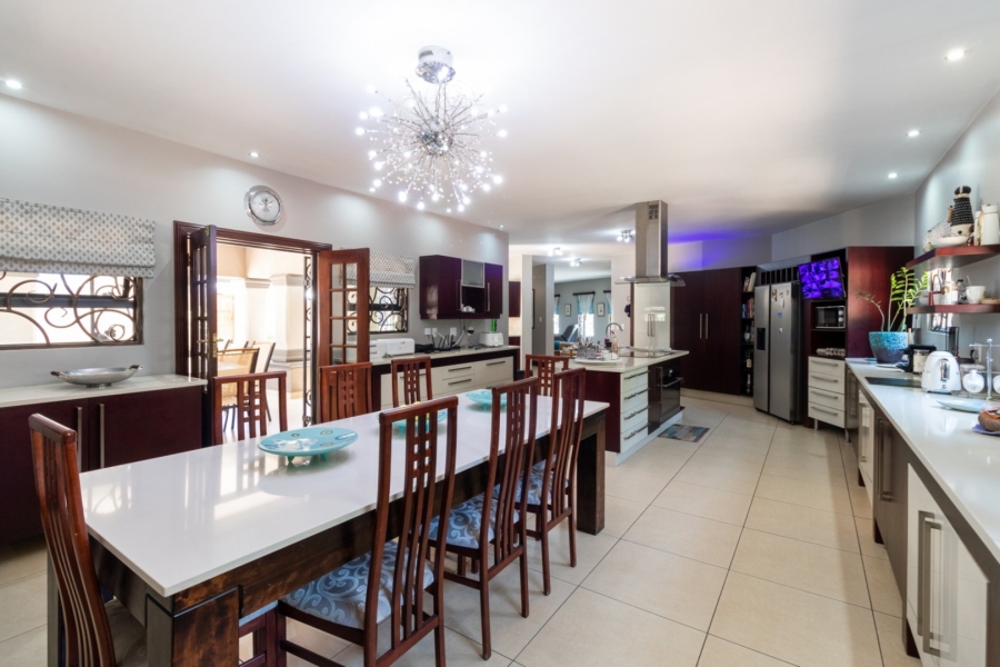 5 Bedroom Property for Sale in Lakefield Gauteng