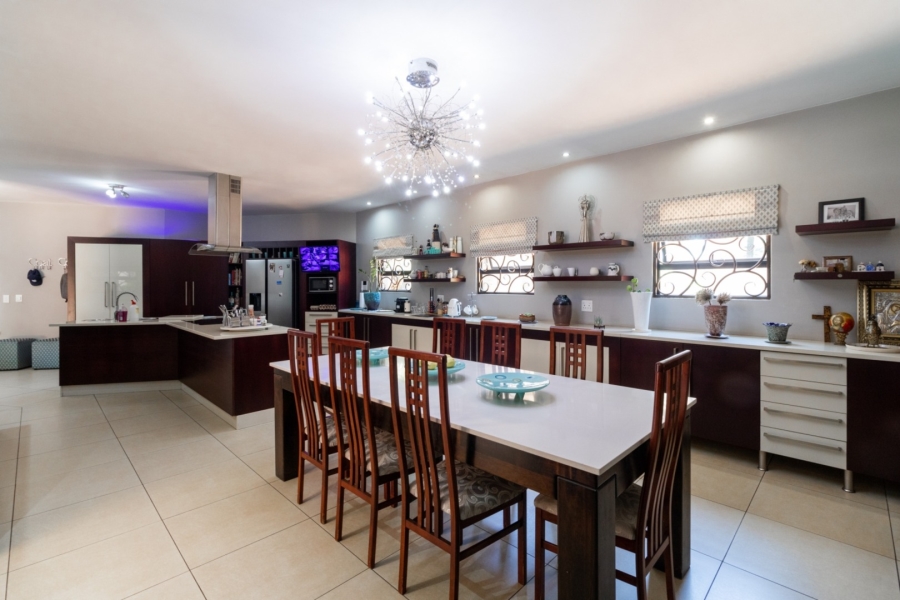 5 Bedroom Property for Sale in Lakefield Gauteng