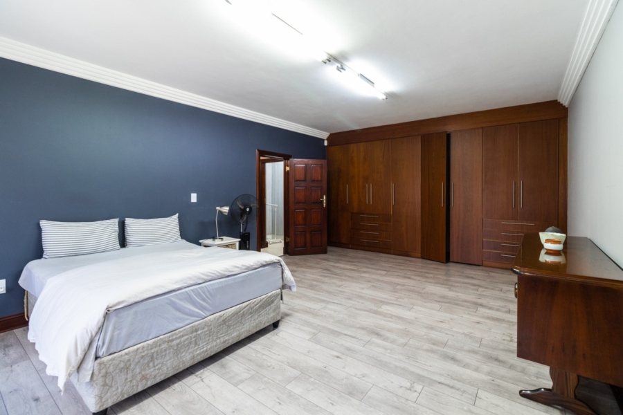 5 Bedroom Property for Sale in Lakefield Gauteng