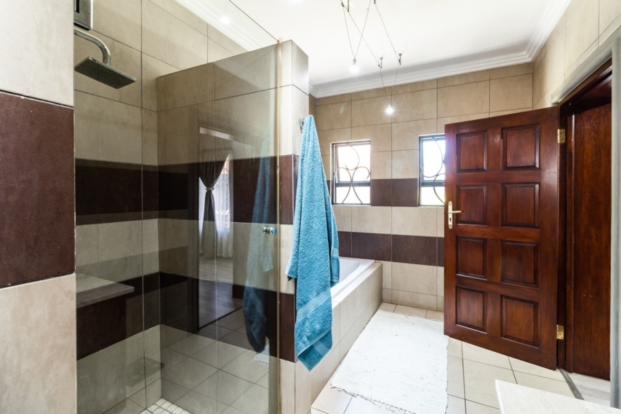 5 Bedroom Property for Sale in Lakefield Gauteng