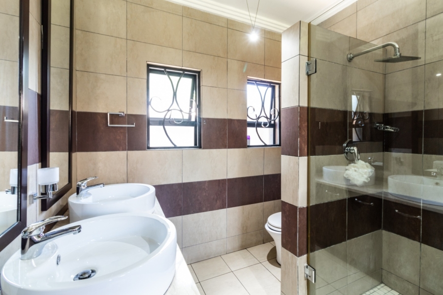 5 Bedroom Property for Sale in Lakefield Gauteng