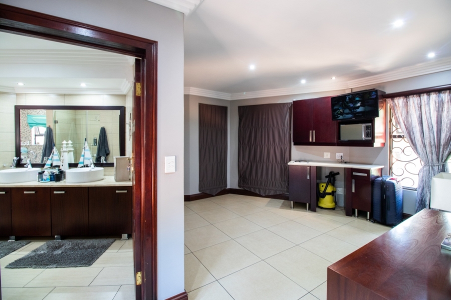 5 Bedroom Property for Sale in Lakefield Gauteng