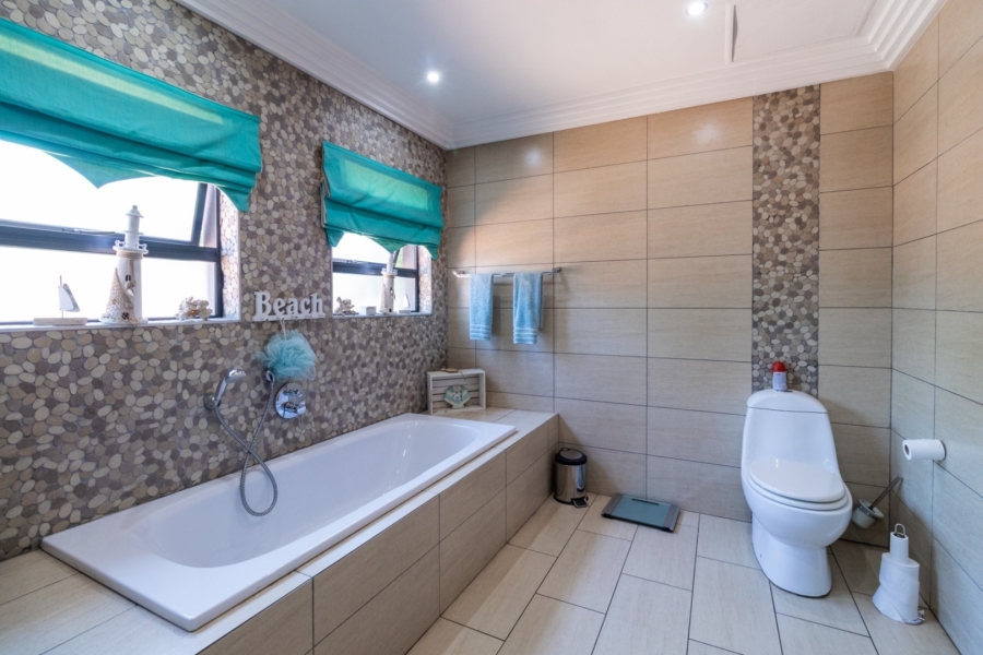 5 Bedroom Property for Sale in Lakefield Gauteng