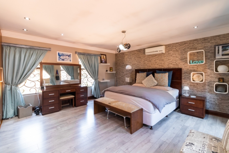 5 Bedroom Property for Sale in Lakefield Gauteng