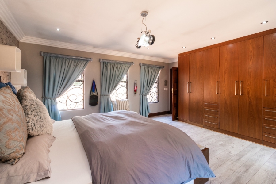 5 Bedroom Property for Sale in Lakefield Gauteng